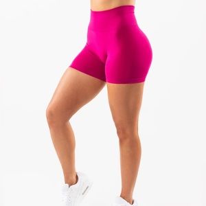 Alphalete Amplify Short 4.5” in magenta